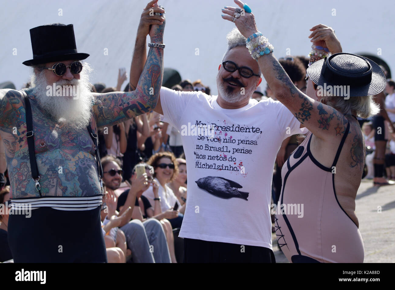 SAO PAULO, BRÉSIL - 30 août : A model à Ronaldo Fraga piste à SPFW N44 de l'hiver 2018 Le 30 août 2017 à Sao Paulo, Brésil. (Foto : Fabricio Bomjardim/Brésil Photo Presse/Getty Images) Credit : Brésil Photo Presse/Alamy Live News Banque D'Images