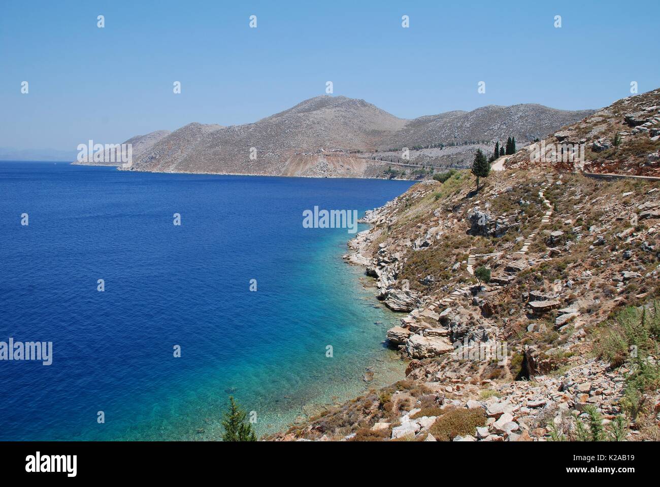 Recherche le long de la côte rocheuse de l'île grecque de Symi entre nimborios et Yialos. Banque D'Images