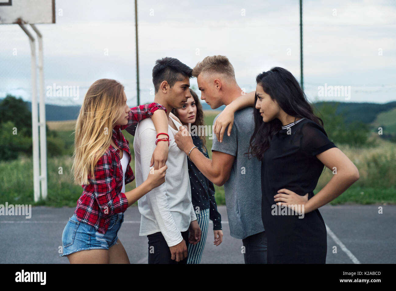 Aire d'adolescents à se regarder avec haine. Banque D'Images