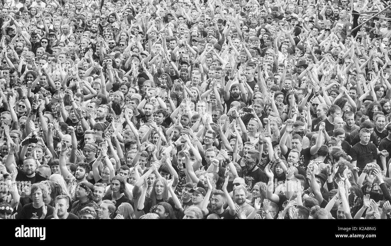 Nowy, Pologne - 05 août 2017 : foule applaudir à un concert au cours du 23e Festival de Woodstock de la Pologne. Banque D'Images