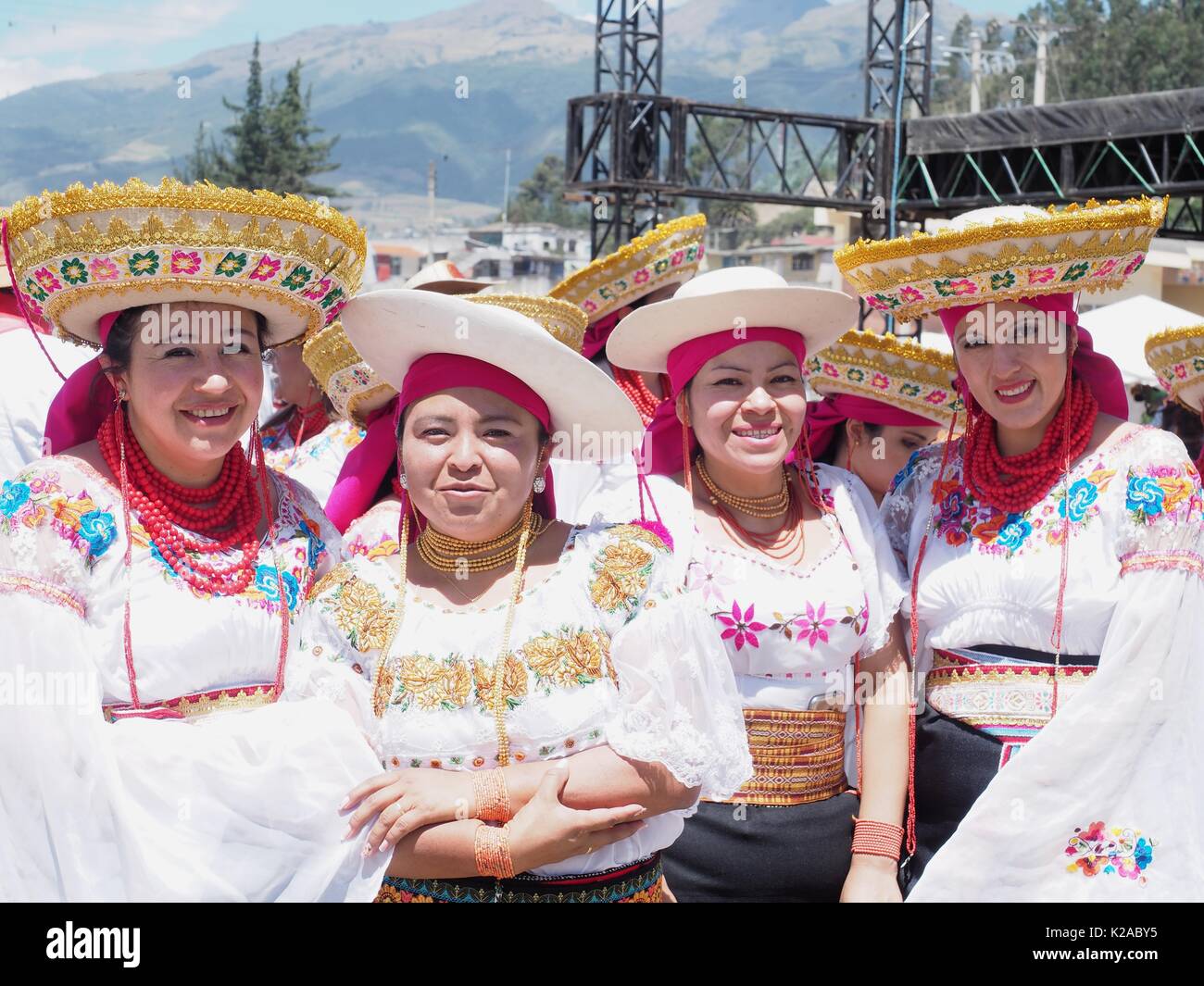 Fête de SAN JUAN à Otavalo en Equateur le 06/22/2017. Les Indiens QUESHUA dance pour une semaine tous les jours jusqu'à la nuit Banque D'Images