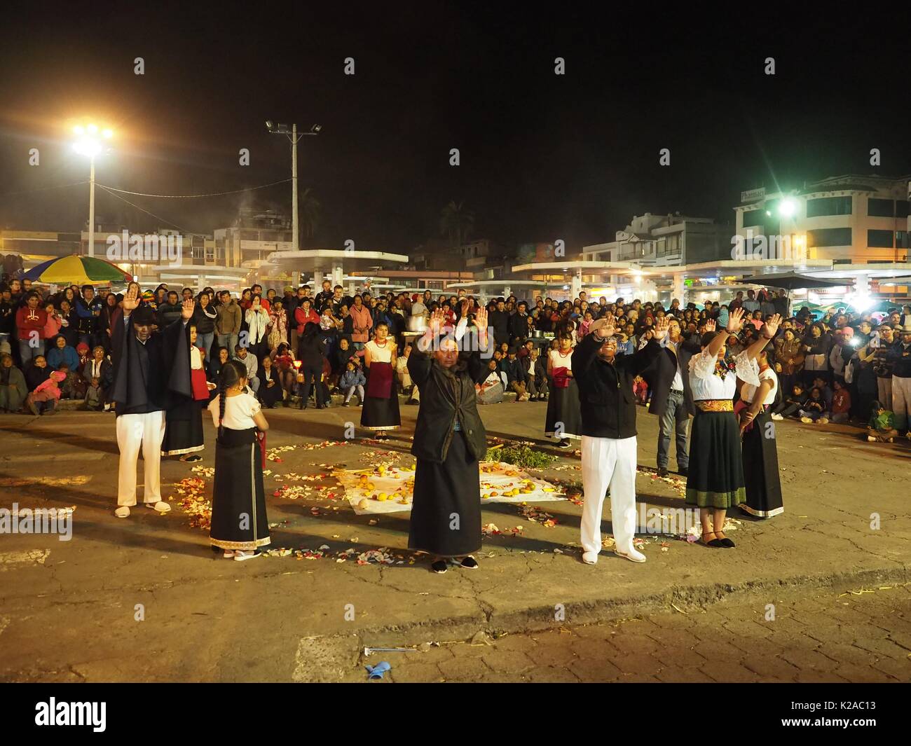 Fête de SAN JUAN à Otavalo en Equateur. Le Queshua danse indiens pendant une semaine toute la journée jusqu'au soir Banque D'Images