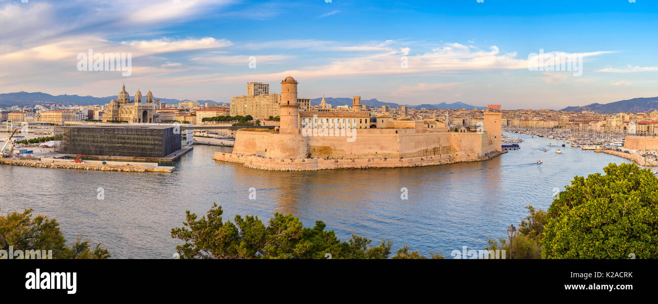 Panorama sur la ville de Marseille au port, Marseille, France Banque D'Images