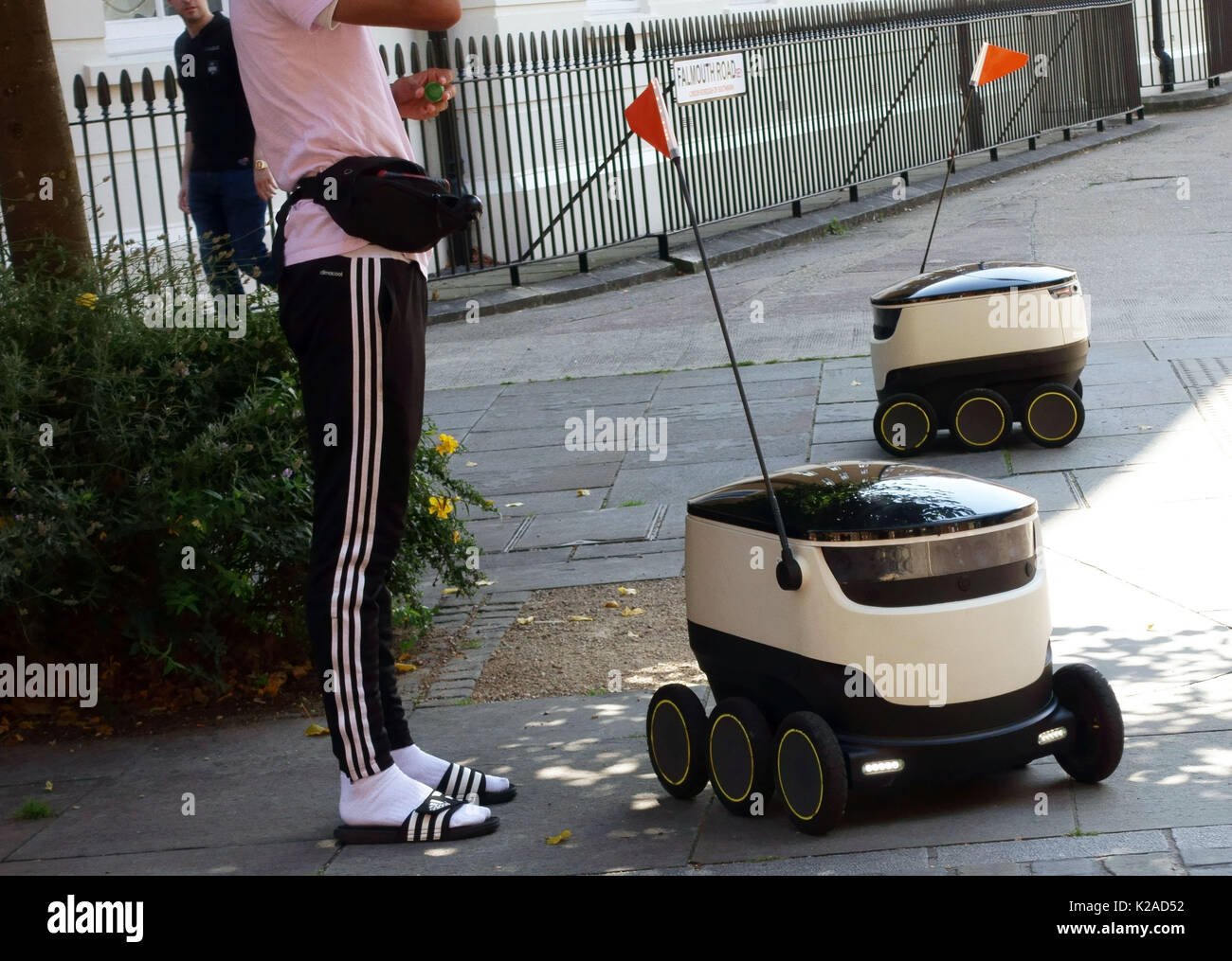 Livraison de nourriture par véhicule robot Technologies Starship en procès à Londres SE1 Banque D'Images Livraison de nourriture par véhicule robot Technologies Starship en procès à Londres SE1 Banque D'Images
