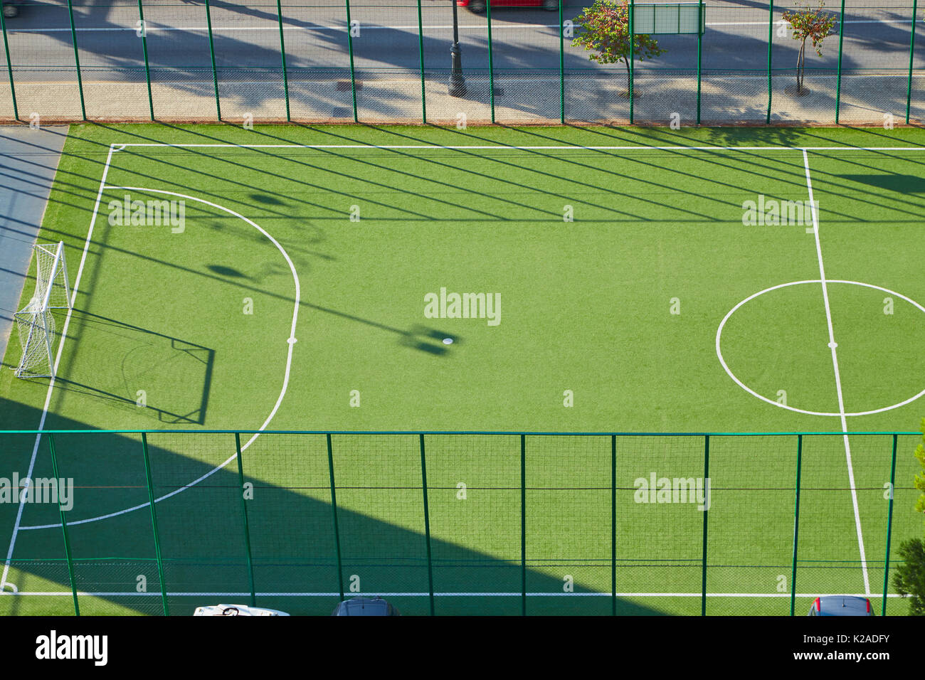 Une partie de la rue cour pour mini soccer photographié d'en haut sans que les gens Banque D'Images