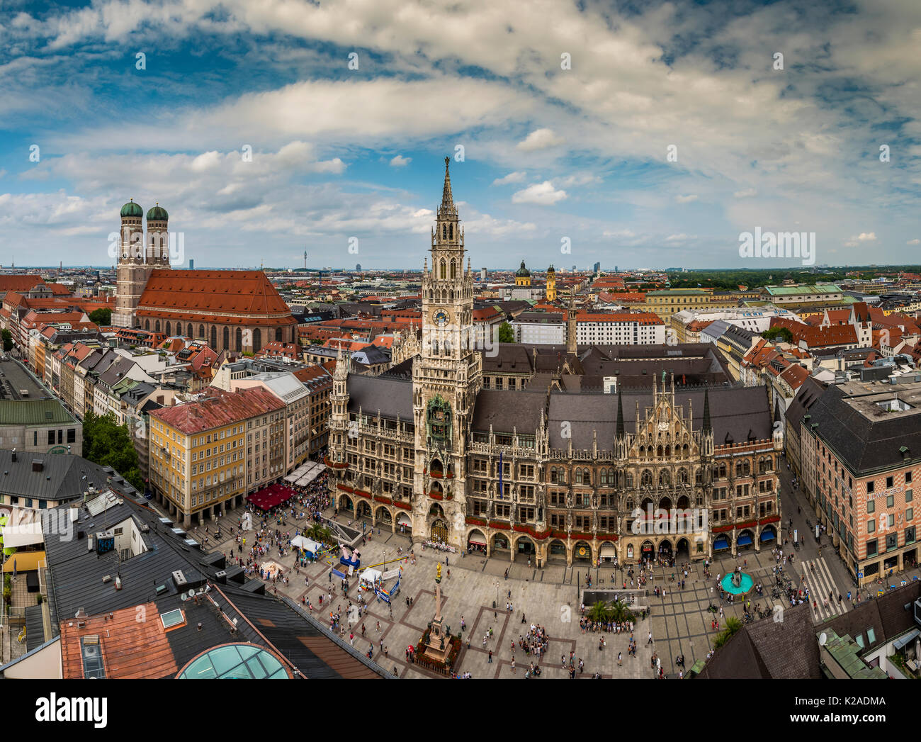 Sur les toits de la ville avec la cathédrale Frauenkirche et nouvel hôtel de ville ou Neues Rathaus, Munich, Bavière, Allemagne Banque D'Images