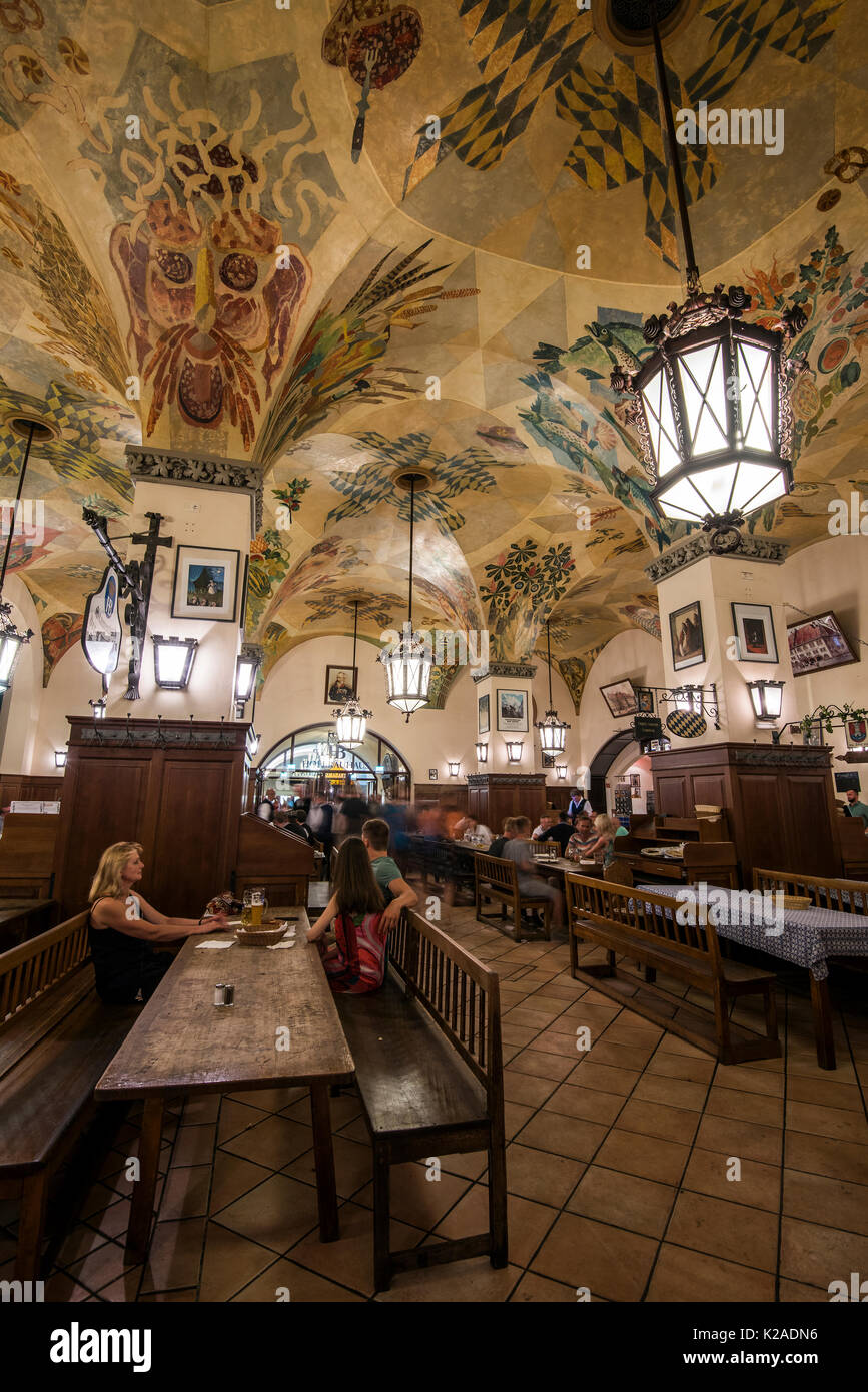Vue de l'intérieur de l'historique Staatliches Hofbrauhaus beer hall, Munich, Bavière, Allemagne Banque D'Images