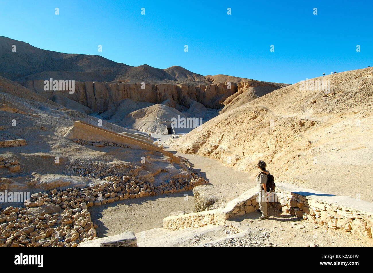 Tombes de la Vallée des Rois. L'entrée de la tombe de Ramsès VI et sur la droite l'entrée de la tombe de Toutankhamon. Thèbes. L'Égypte Banque D'Images