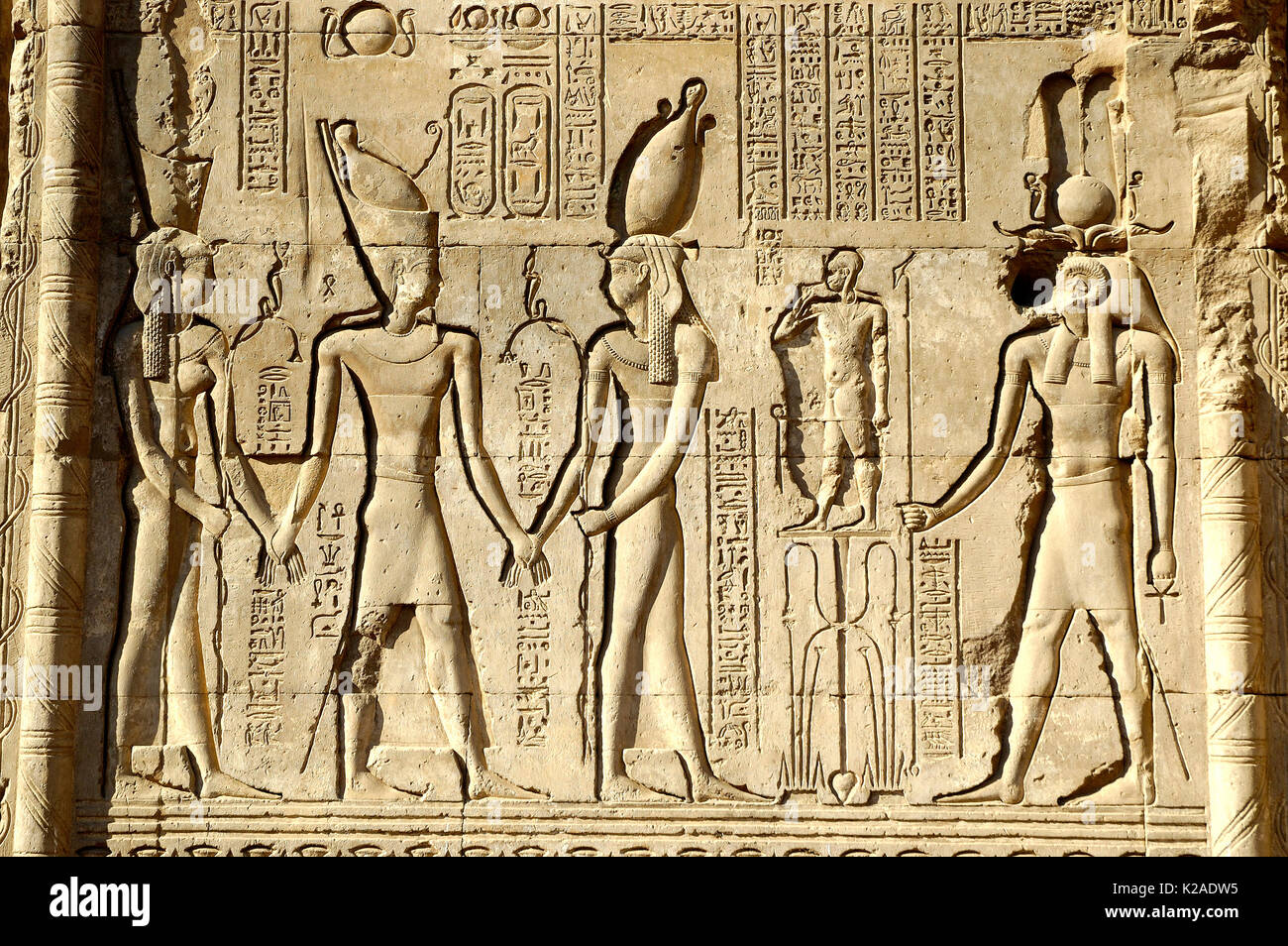 Wall reliefs du Temple d'Esna. L'Égypte Banque D'Images