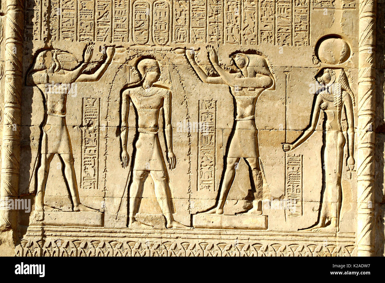 Wall reliefs du Temple d'Esna. L'Égypte Banque D'Images
