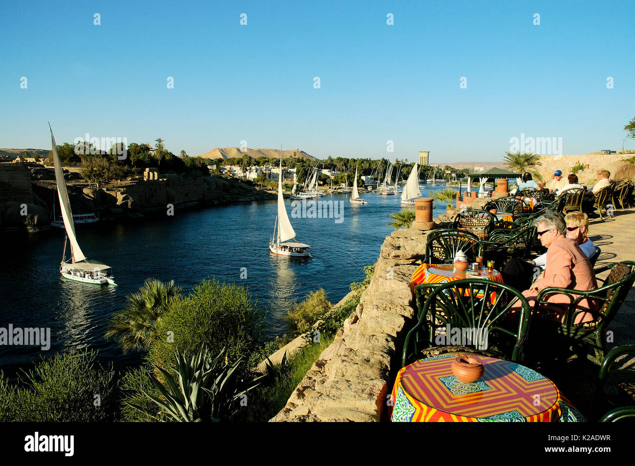 Vue depuis le Old Cataract hotel situé sur les rives du Nil. L'île Eléphantine, Assouan, Egypte Banque D'Images