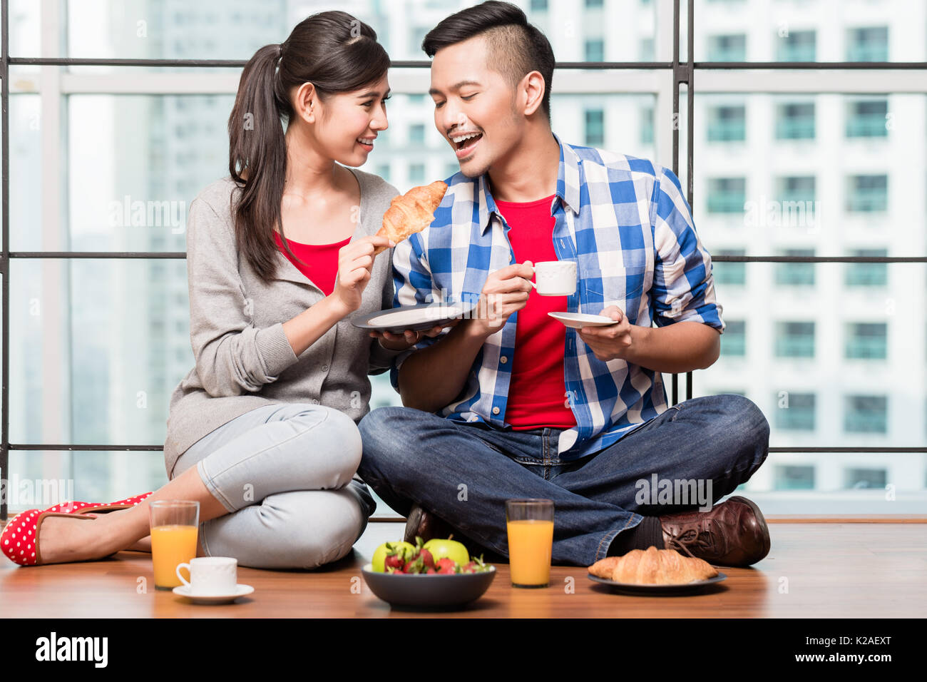 Young indonesian couple having breakfast Banque D'Images