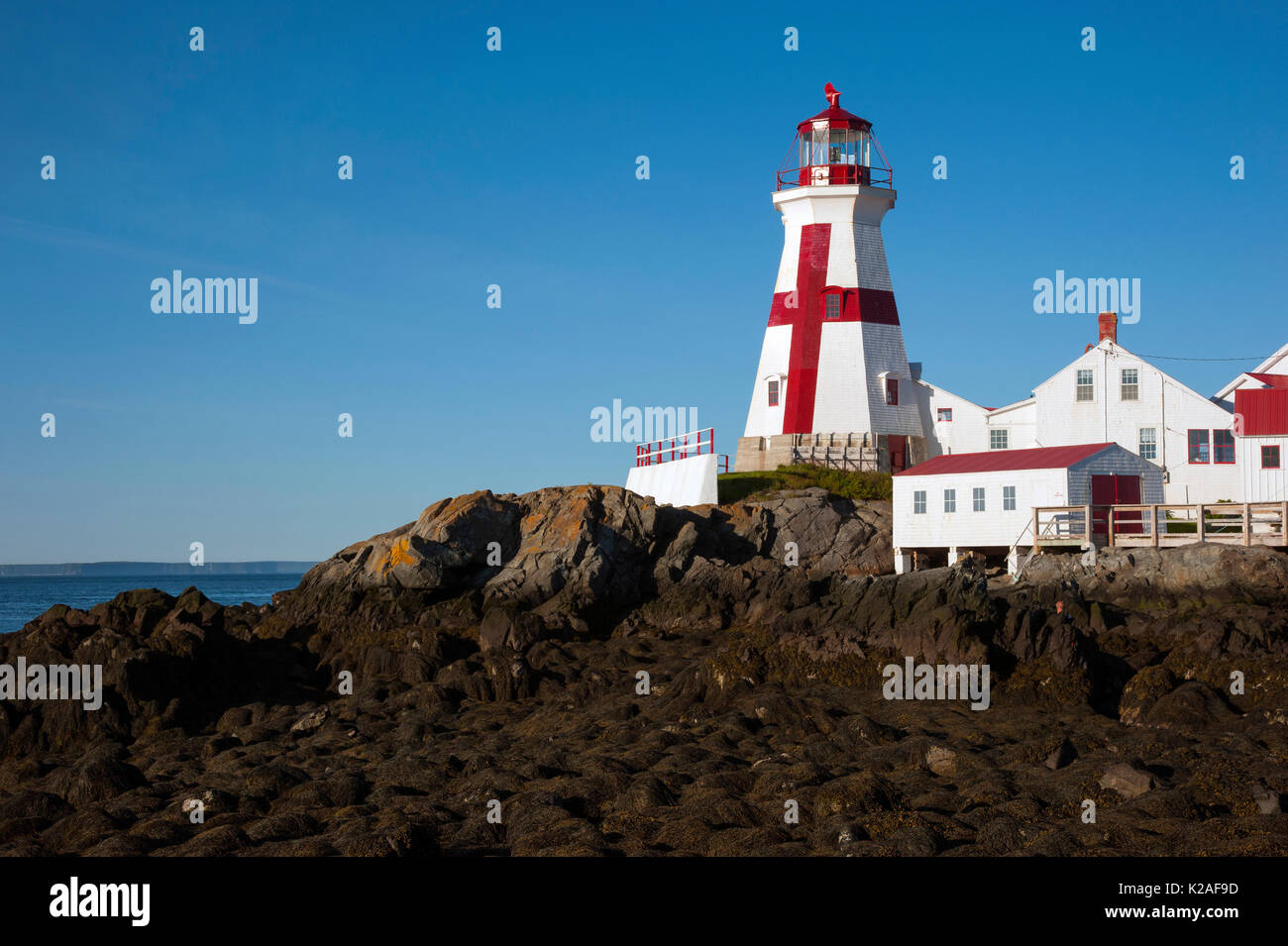 (Head Harbour East Quoddy Head Lighthouse) à marée basse, avec sa croix peint unique, sur l'île Campobello, au Nouveau-Brunswick, Canada. Banque D'Images