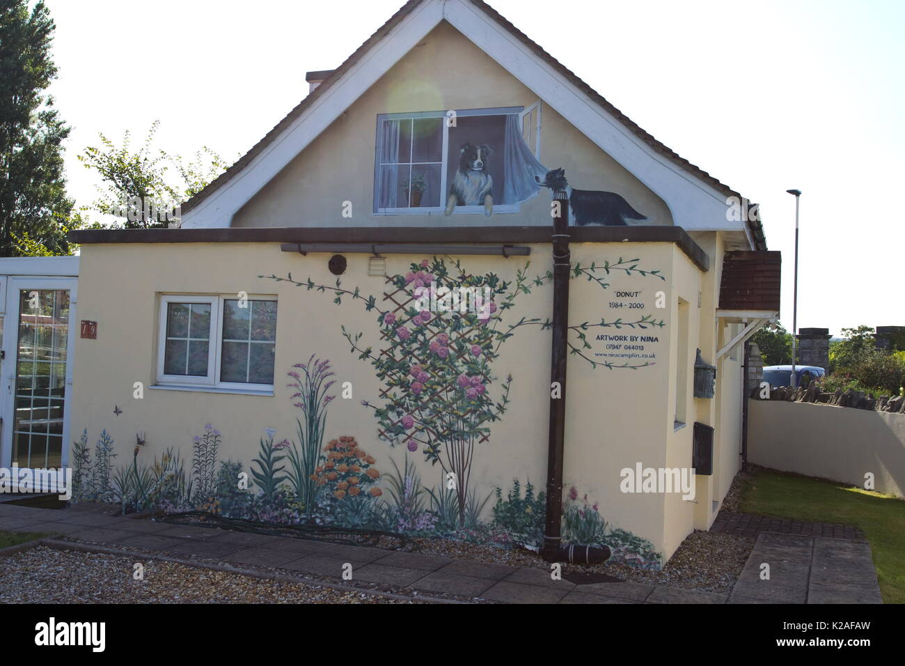 Fresque sur mur de la maison des chiens et des fleurs swanage dorset Banque D'Images