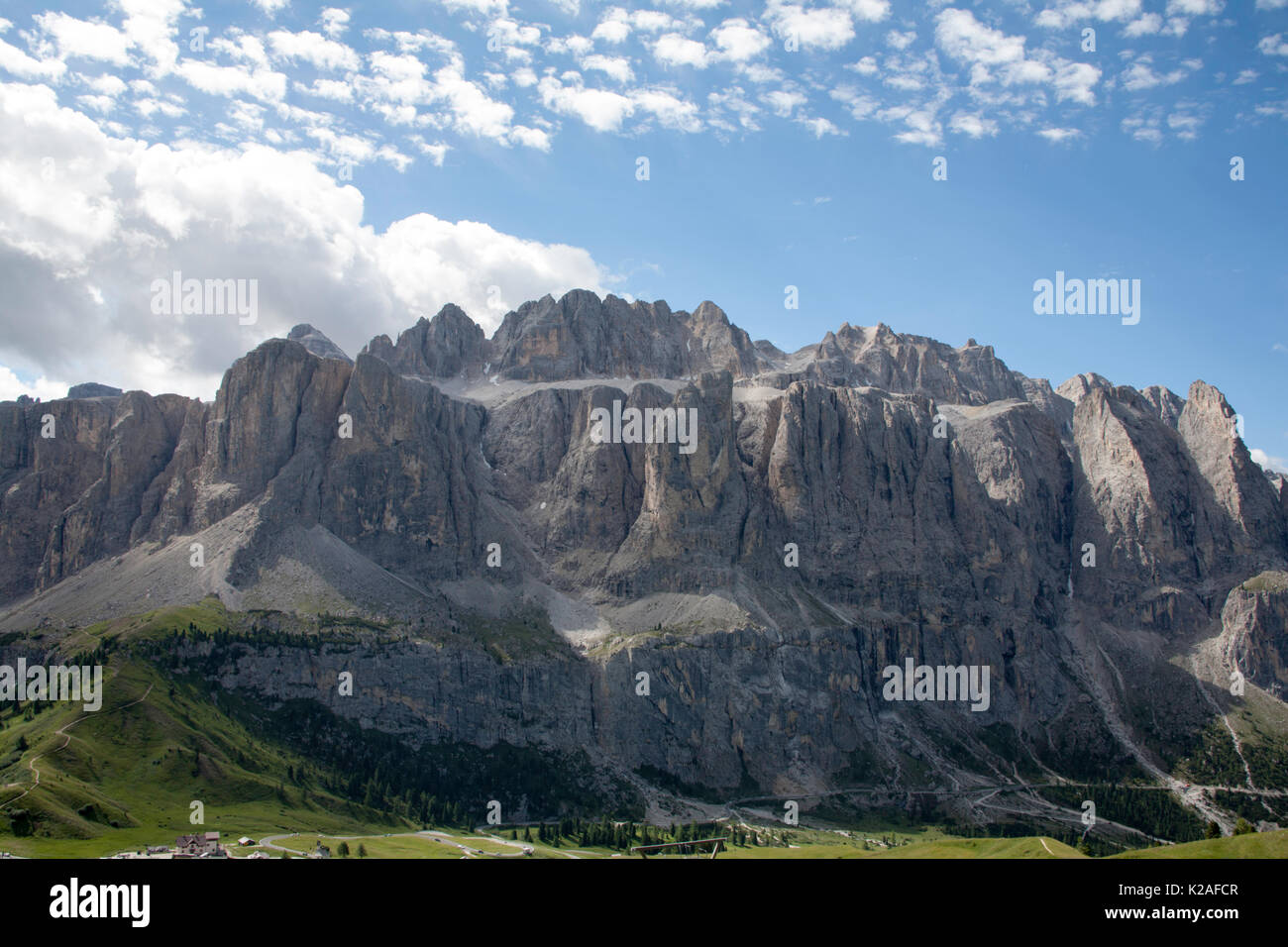 La Sella Gruppe ou Gruppo del Sella une vue de près du Passo Gardena la limite de la Val Gardena et les Dolomites Selva Alta Badia Italie Banque D'Images