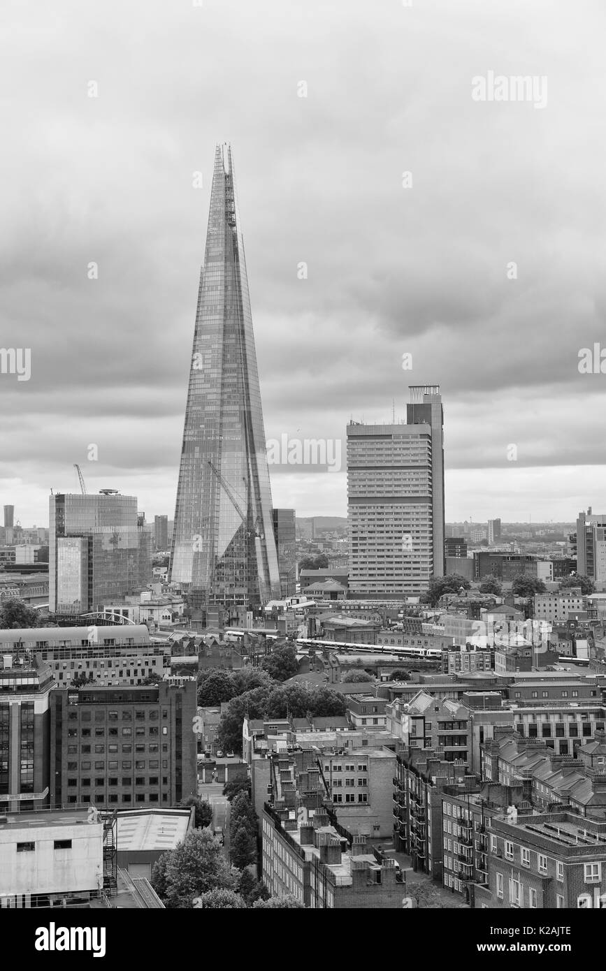 Les toits de Londres dominé par la construction d'échardes Banque D'Images