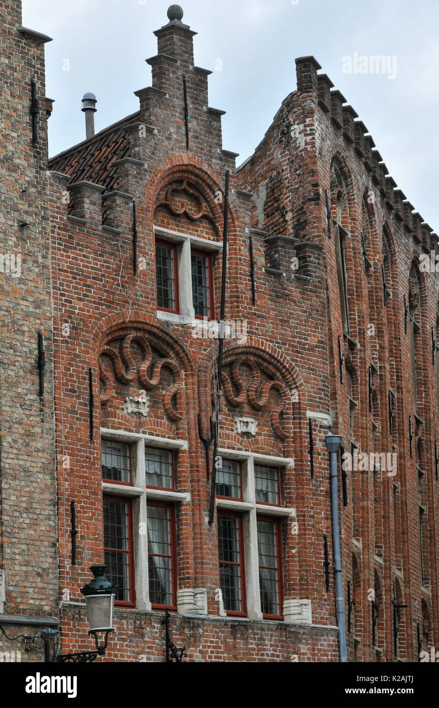 Les pignons de la flamande de décoration du bâtiment médiéval dans la ville de Flandre occidentale brugge / bruges Banque D'Images