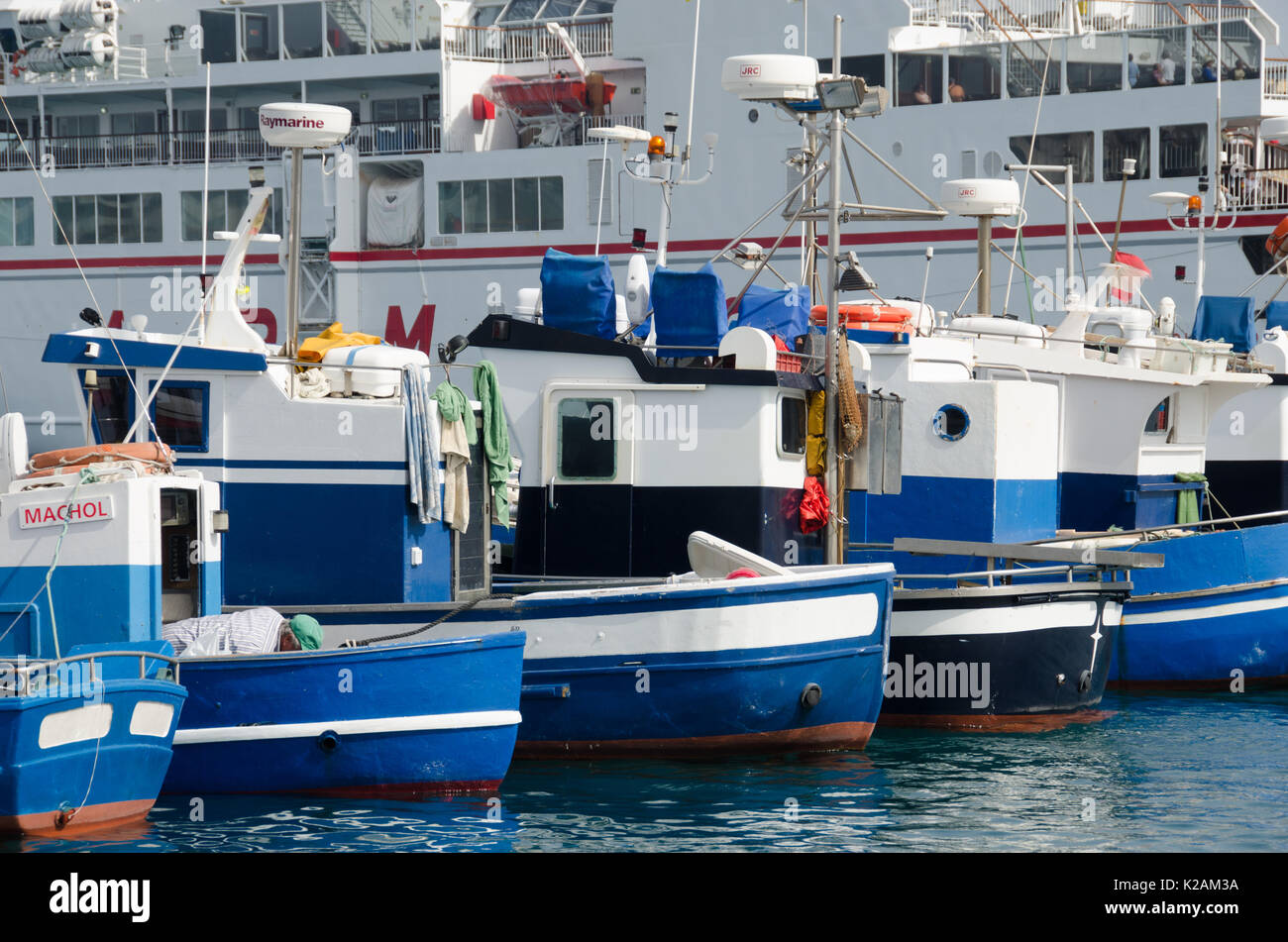Petits bateaux de pêche et un port de ferry de Playa Blanca Lanzarote Banque D'Images