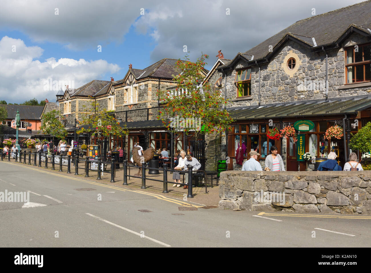 Des boutiques et des cafés à l'ancienne gare dans le village gallois de Betwsycoed une destination touristique populaire dans le Parc National de Snowdonia Banque D'Images