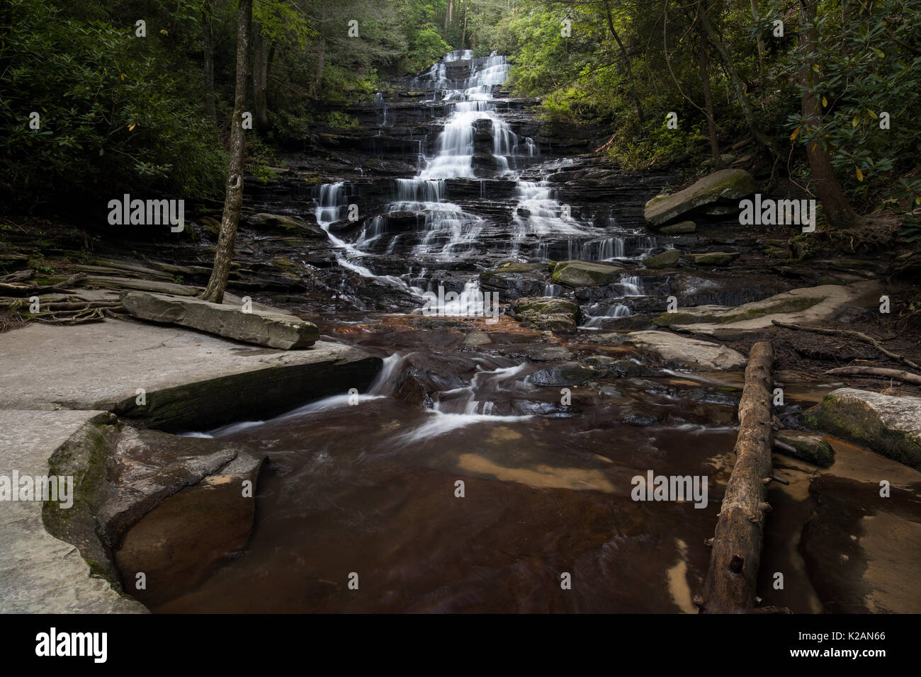 Chutes de minnehaha sont sur falls entre la direction générale de son cours supérieur sur l'établissement de Stony Mountain et où il se jette dans le lac rabun. Ils sont à environ 100 m de hauteur, et sans doute la plus belle cascade de la Géorgie du nord. Il est facilement accessible de Bear Lake rabun gap road près de la ville de lakemont. Une des fonctionnalités intéressantes de minnehaha est le lit de quartz au pied des chutes. Banque D'Images