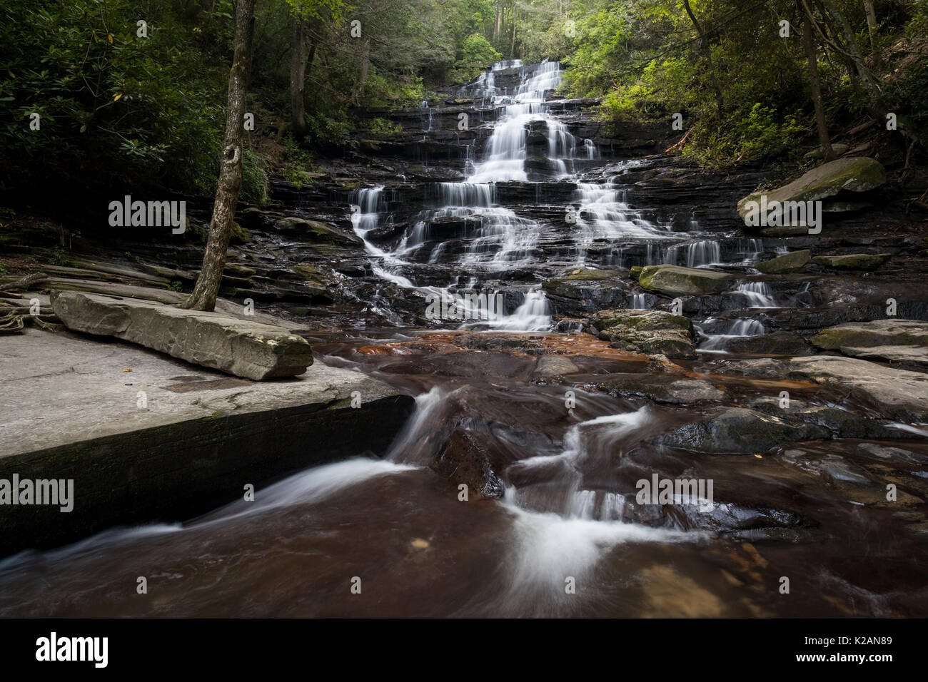 Chutes de minnehaha sont sur falls entre la direction générale de son cours supérieur sur l'établissement de Stony Mountain et où il se jette dans le lac rabun. Ils sont à environ 100 m de hauteur, et sans doute la plus belle cascade de la Géorgie du nord. Il est facilement accessible de Bear Lake rabun gap road près de la ville de lakemont. Une des fonctionnalités intéressantes de minnehaha est le lit de quartz au pied des chutes. Banque D'Images