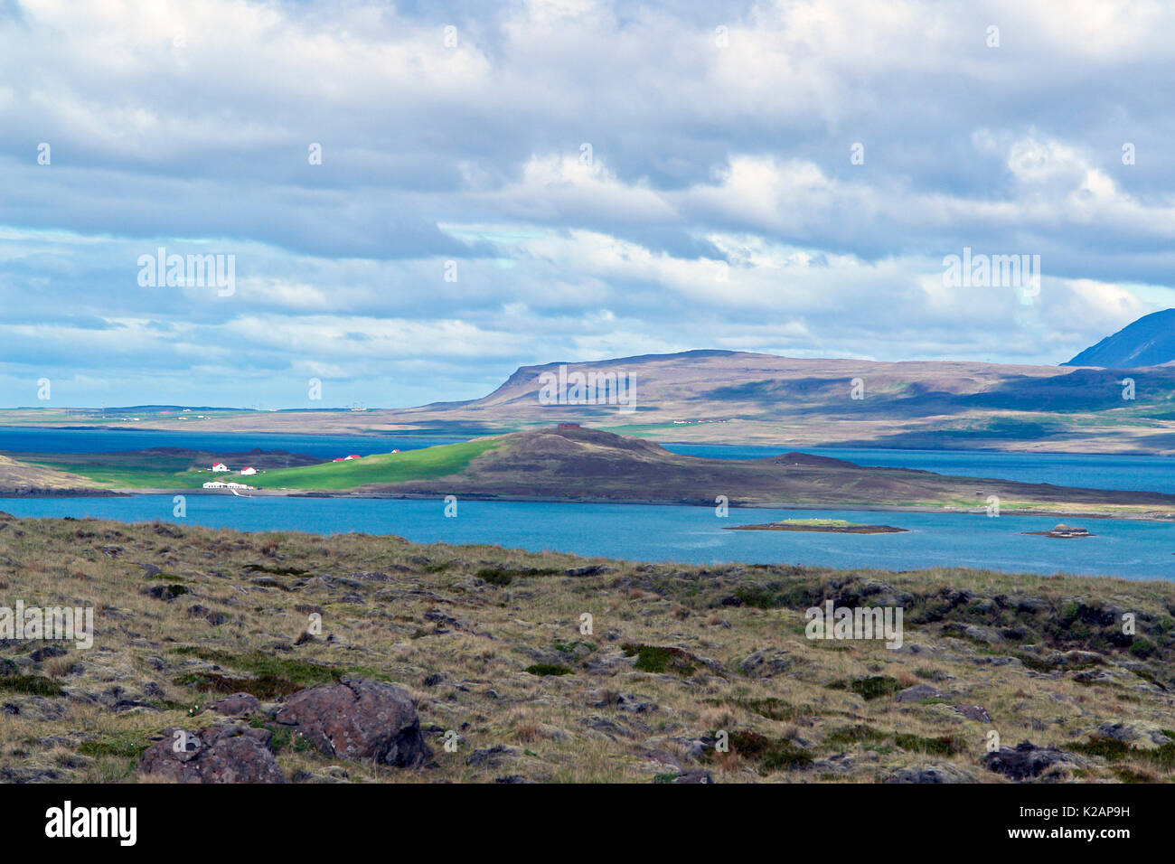 Islande typique matin seascape avec fermes dans un fjord Banque D'Images