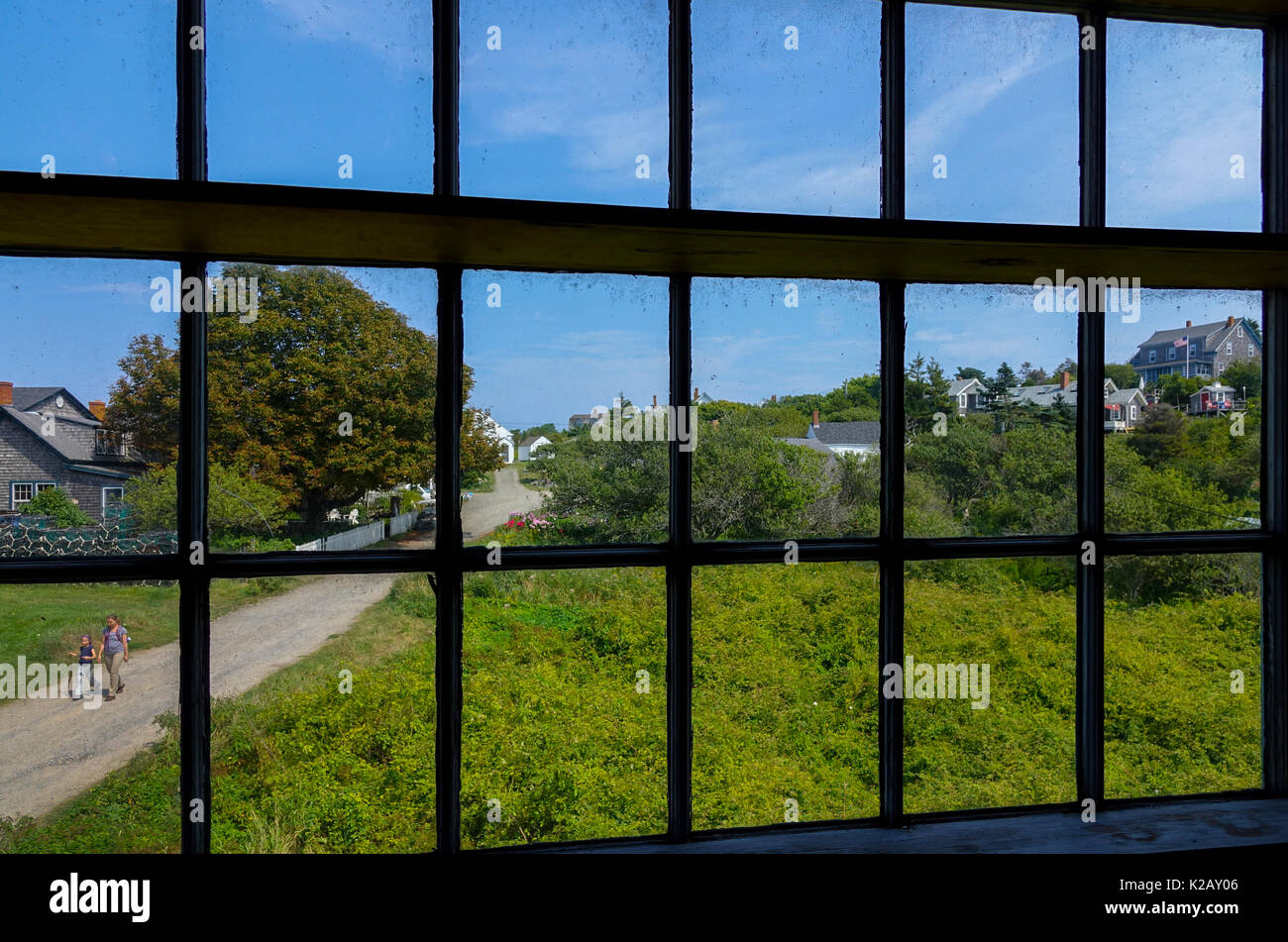 Usa maine moi île Monhegan dans penobscot bay dans l'océan atalntic deux randonneurs à travers une fenêtre d'une galerie d'art Banque D'Images