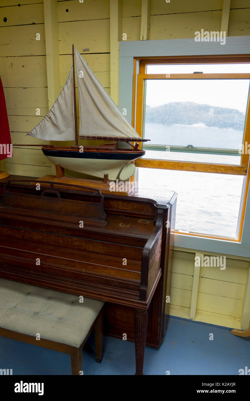 USA Maine moi île Monhegan intérieur de la balane restaurant café avec une maquette en bois voilier et piano Banque D'Images