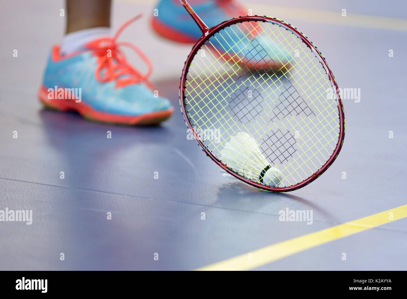 Raquette de badminton avec volant et les jambes du joueur sur le court  Photo Stock - Alamy