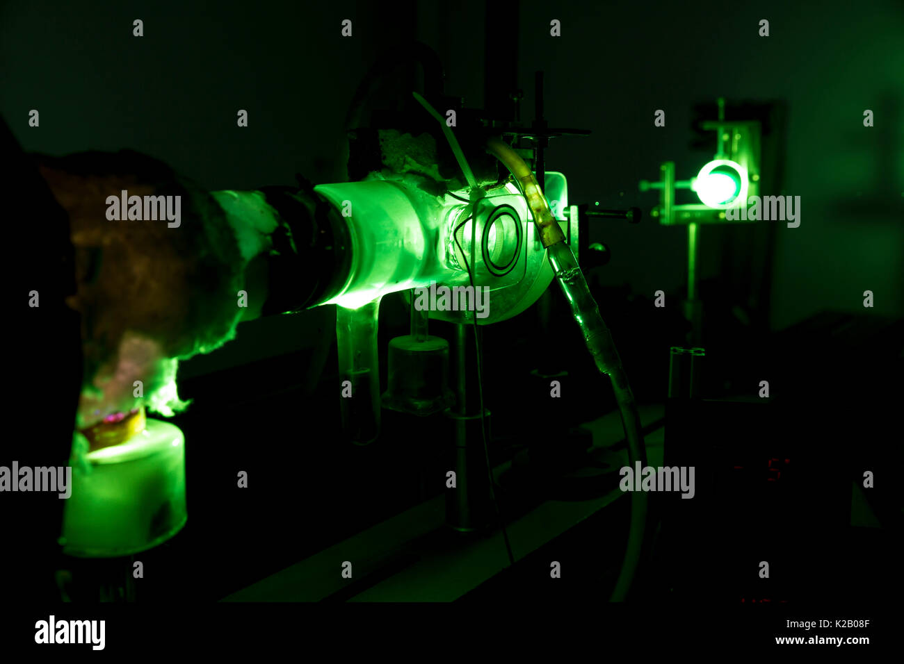 L'équipement laser vert industriel puissant dans un laboratoire de recherche en physique. Laboratoire de physique de l'état solide. Amplification de la lumière par émission stimulée de Banque D'Images
