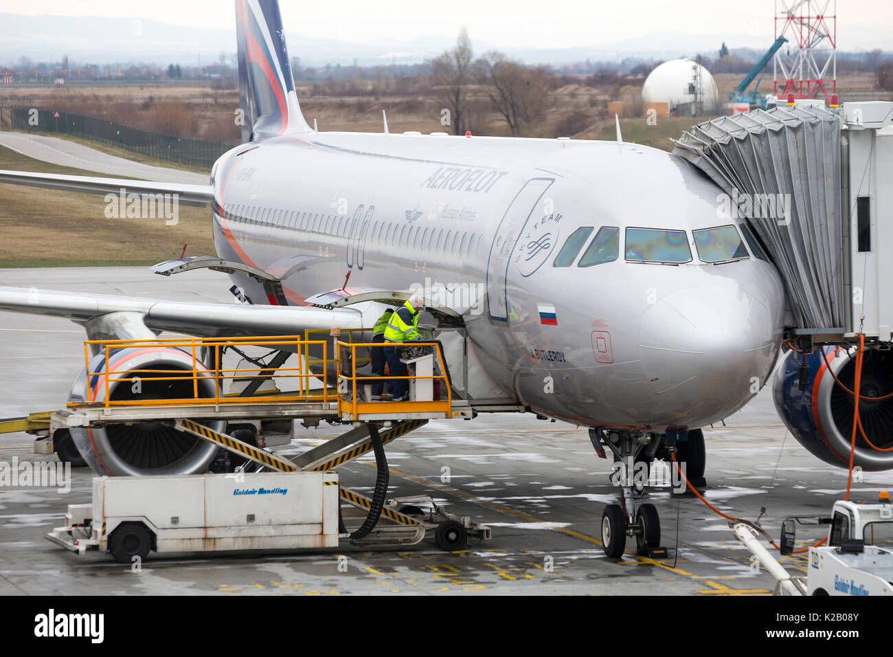 Sofia, Bulgarie - 8 mars, 2017 : travailleurs de l'aéroport avion russe de charge avant le voyage a l'Aéroport International de Sofia. Banque D'Images