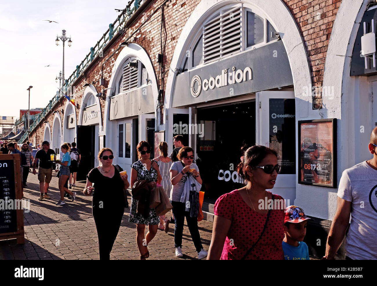 Front de mer de Brighton été les vues en août 2017 - La Coalition célèbre bar et boîte de nuit Photo prise par Simon Dack Banque D'Images