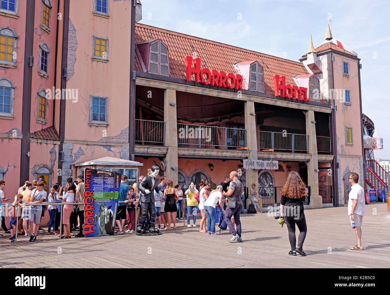 Vue estivale sur le front de mer de Brighton en août 2017 - The Horror Hotel and Ghost train Ride on the Palace Pier Banque D'Images