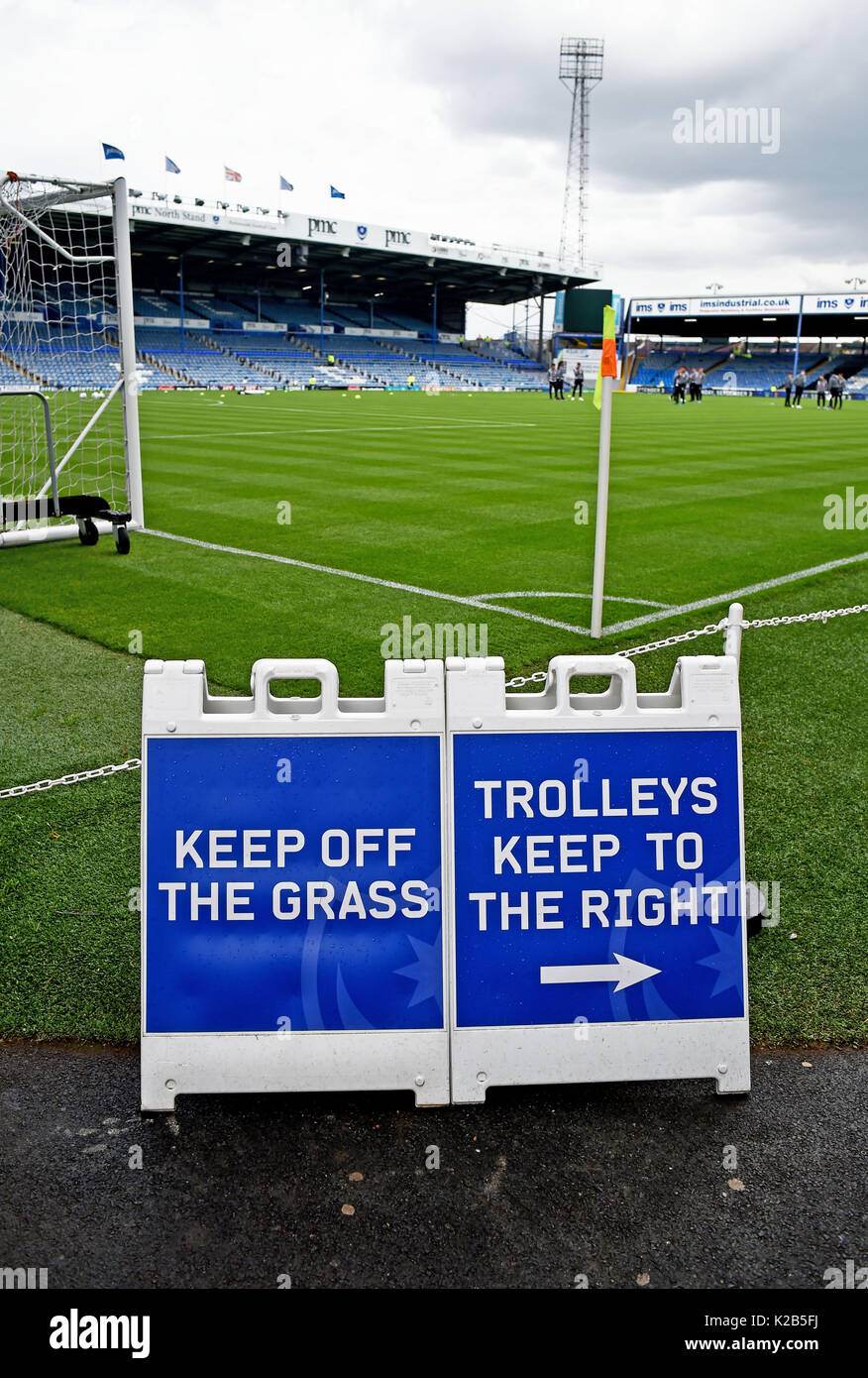Marcher sur les panneaux d'Herbe à Fratton Park Portsmouth FC Photographie prise par Simon Dack Banque D'Images
