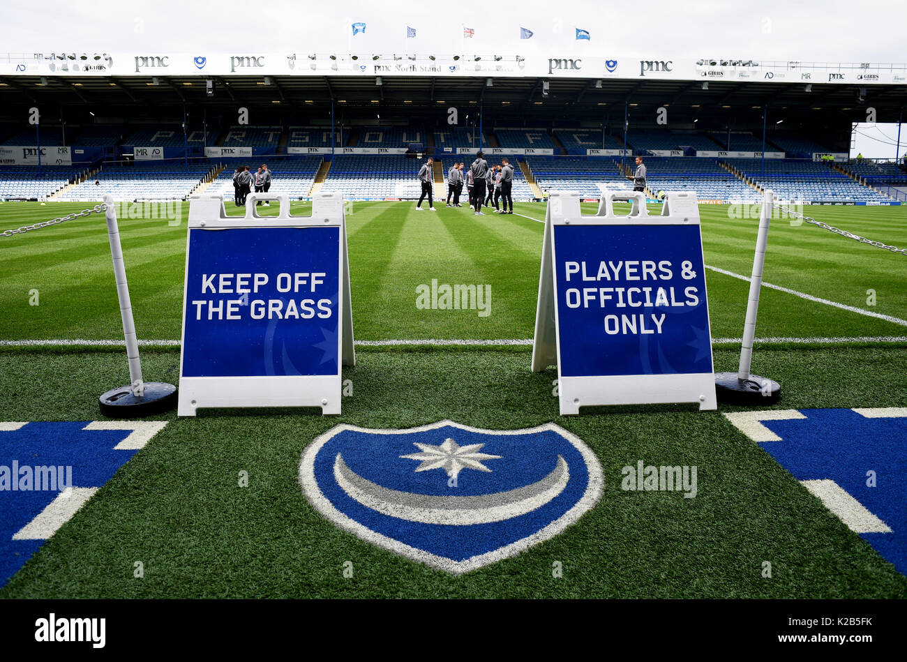 Marcher sur les panneaux d'Herbe à Fratton Park Portsmouth FC Photographie prise par Simon Dack Banque D'Images