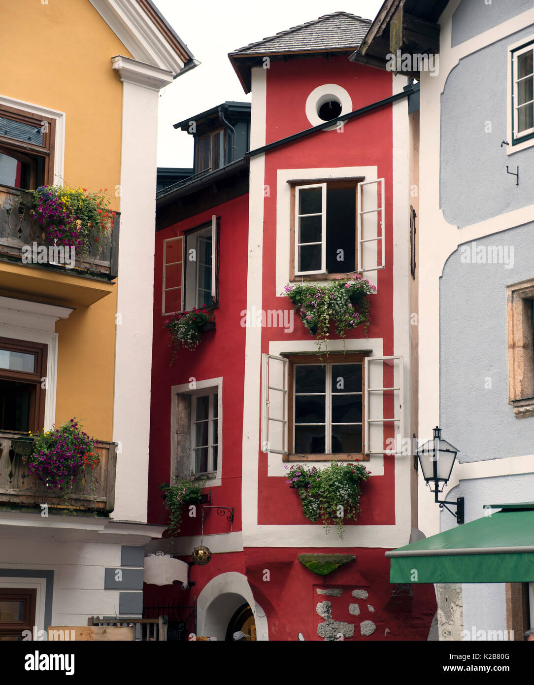 La ville de Hallstatt avec lac de montagne et mines de sel. Massif alpin, beau canyon en Autriche. La vallée alpine de Salzbourg, destination de vacances. Banque D'Images
