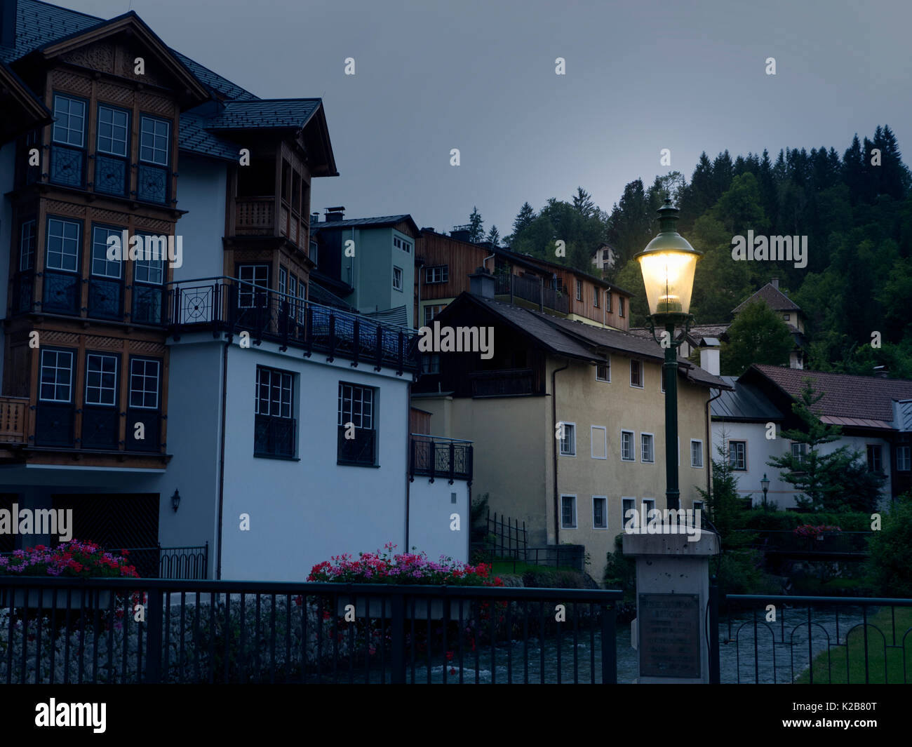 La ville de Hallstatt avec lac de montagne et mines de sel. Massif alpin, beau canyon en Autriche. La vallée alpine de Salzbourg, destination de vacances. Banque D'Images