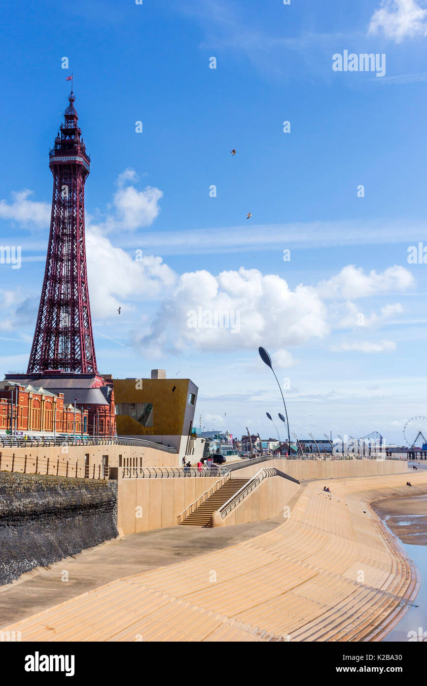 Blackpool, Fylde Coast, Lancashire, Angleterre. La tour de Blackpool, a ouvert ses portes le14 mai 1894 et inspirée par la tour Eiffel à Paris, il se trouve 518 mètres Banque D'Images
