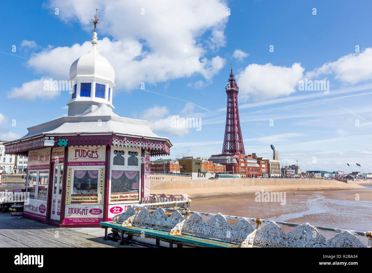 Blackpool, Fylde Coast, Lancashire, Angleterre. La tour de Blackpool, a ouvert ses portes le14 mai 1894 et inspirée par la tour Eiffel à Paris, il se trouve 518 mètres Banque D'Images