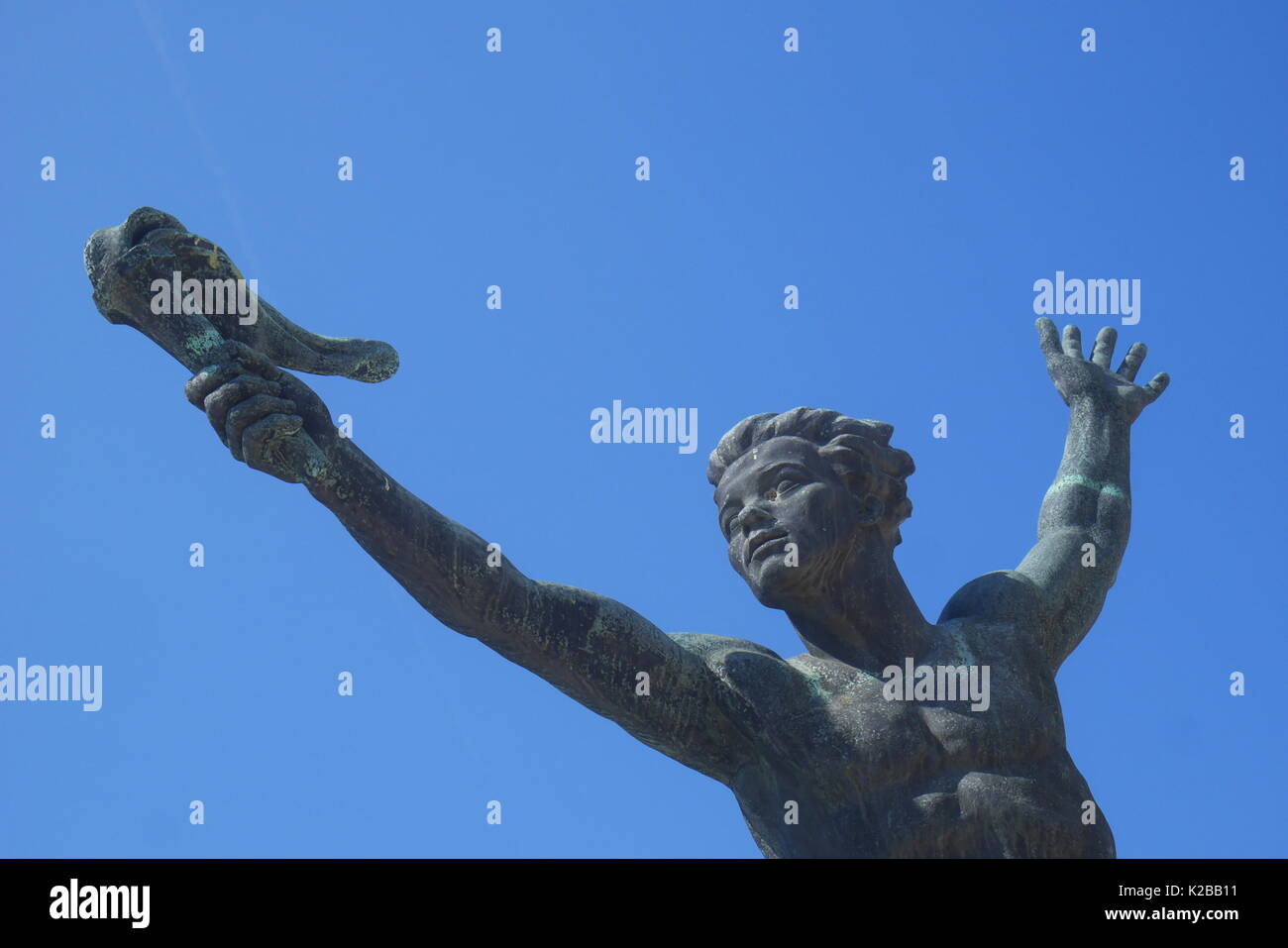 Porteur de Flambeau statue à la base de la statue de la liberté, de la colline Gellert, Budapest, Hongrie Banque D'Images