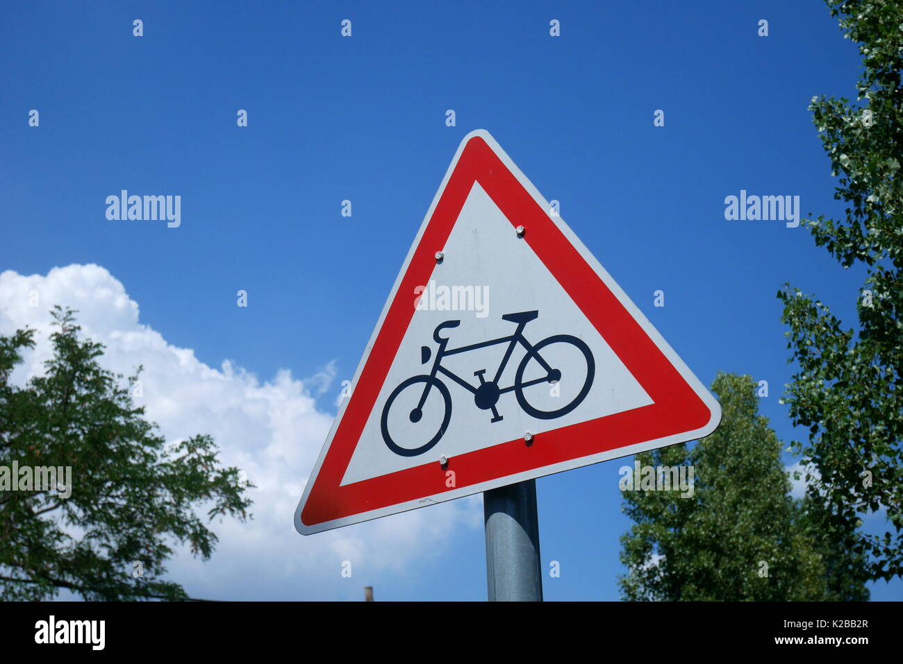 Signe triangulaire avertissement d'une randonnée à vélo de l'avant, l'île Margaret, Budapest, Hongrie Banque D'Images