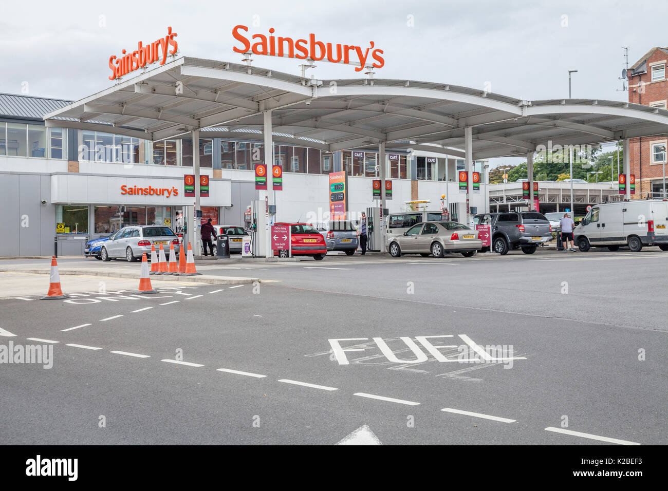 Pompes à carburant avant-cour à Sainsbury's store à Darlington,Angleterre,UK Banque D'Images