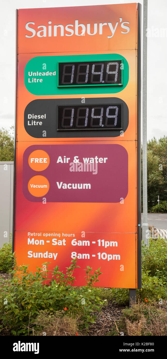 Panneau indiquant l'essence et le diesel à prix magasin Sainsbury's à Victoria Road,Angleterre,UK Darlington Banque D'Images