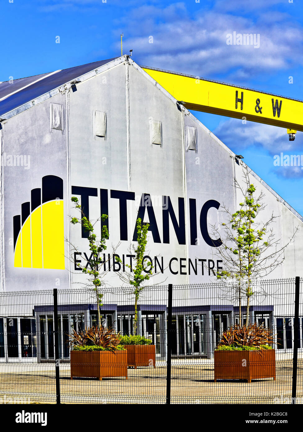 L'Irlande du Nord Belfast Titanic Exhibition Centre avec Harland and Wolff Krupp grues de construction navale Banque D'Images