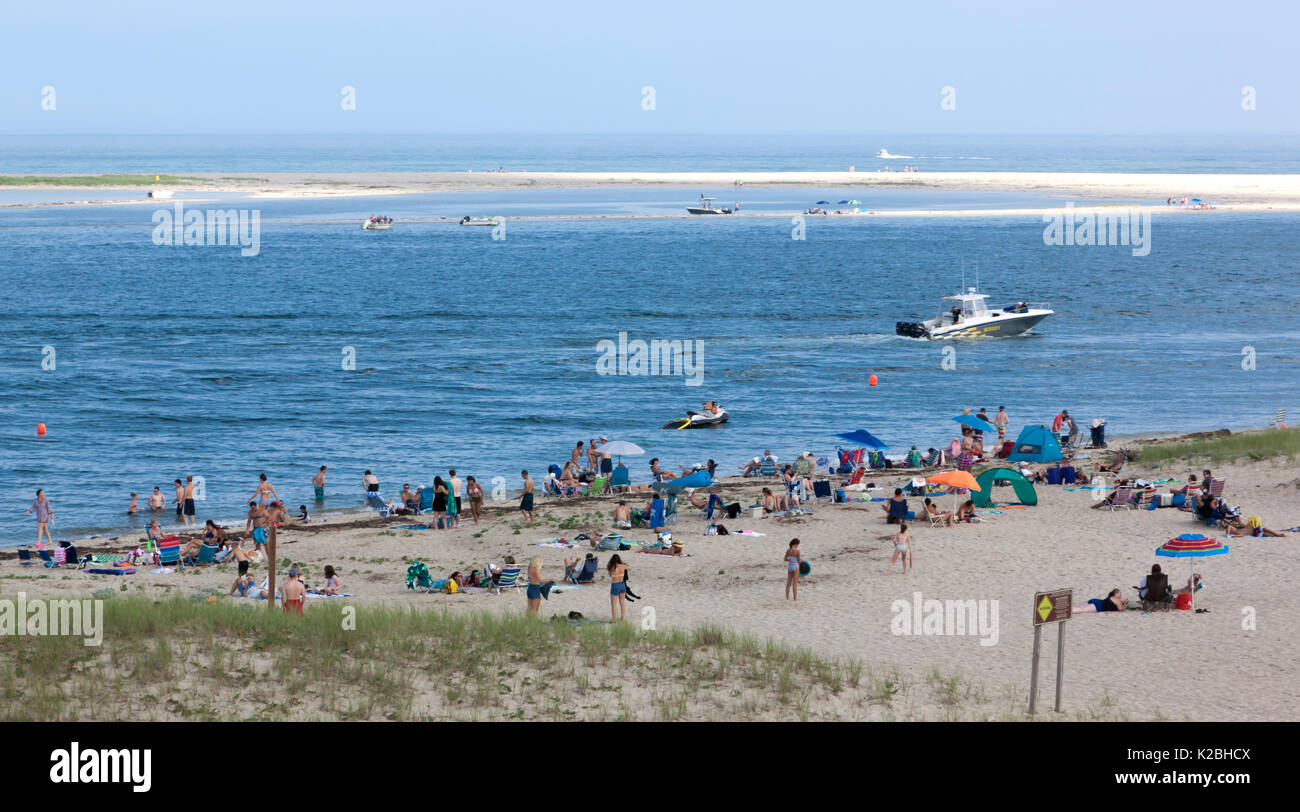 Les personnes bénéficiant de leurs vacances d'été sur la plage du phare de Chatham, Massachusetts, USA Banque D'Images