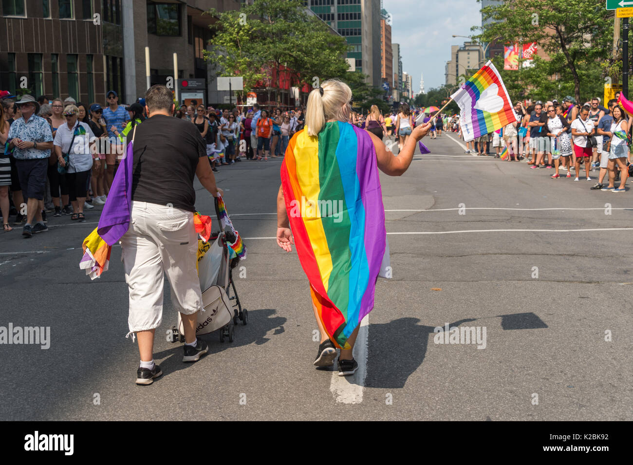 Montréal, CA - 20 août 2017 : Femme avec drapeau gay arc-en-ciel sur le dos de prendre part à la parade de la Fierté gaie de Montréal. Banque D'Images
