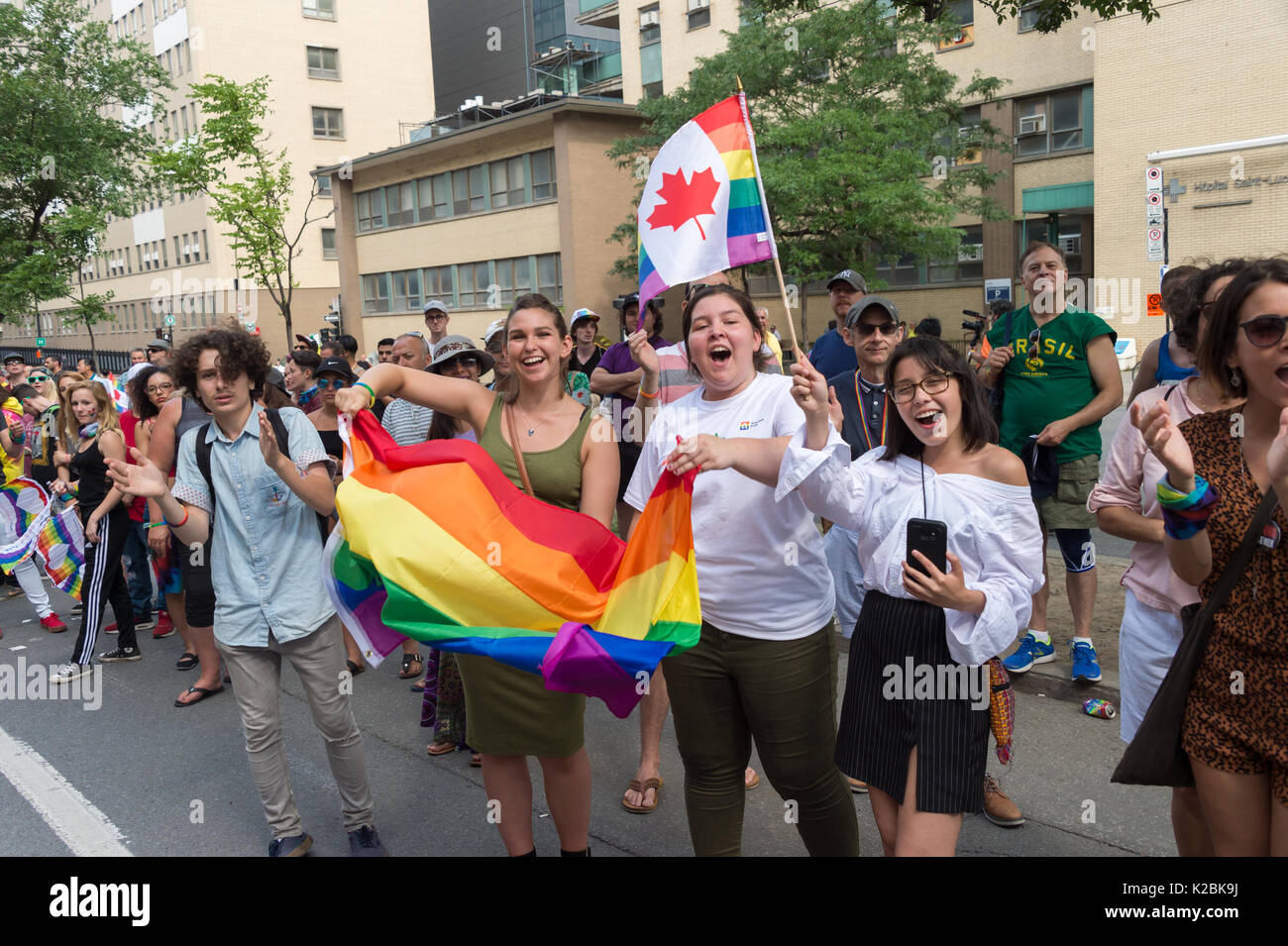 Montréal, CA - 20 août 2017 : Heureux et souriant de spectateurs assistant à la parade de la Fierté gaie de Montréal. Banque D'Images