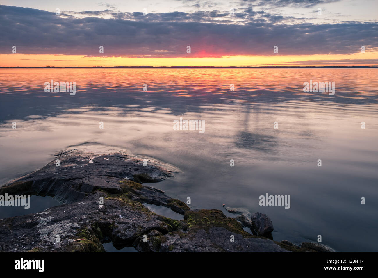 Paysage panoramique avec magnifique coucher de soleil et le lac à soirée de printemps dans le parc national de la Finlande Banque D'Images