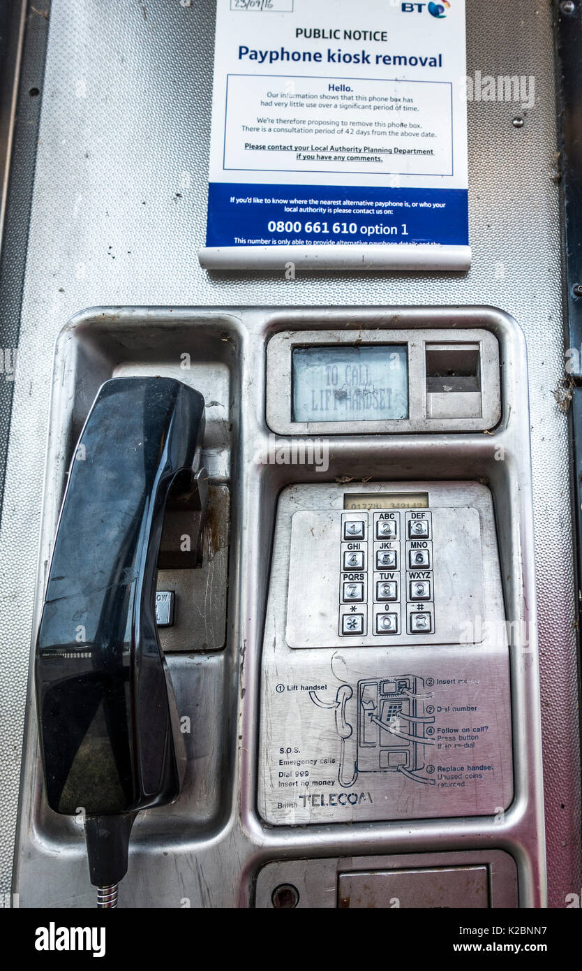 BT avis dans une cabine téléphonique, affirmant le kiosque doit être retirée après une période de consultation en raison de l'absence d'utilisation. Langtoft, Lincolnshire, Angleterre, Royaume-Uni. Banque D'Images