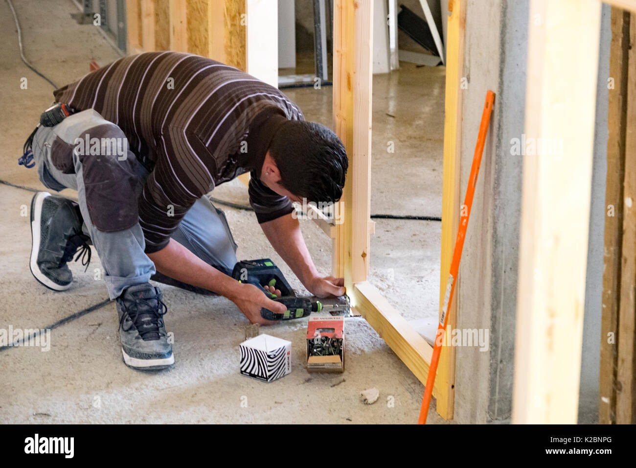 Carpenter au travail préliminaire de construction pour les murs des trames dans une une nouvelle maison en construction en Provence, France Banque D'Images